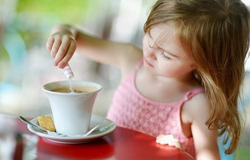 TRẺ EM MẤY TUỔI ĐƯỢC UỐNG CÀ PHÊ NGUYÊN CHẤT?